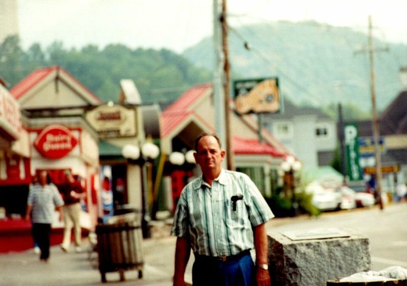 Robert Earl West - Photo 5