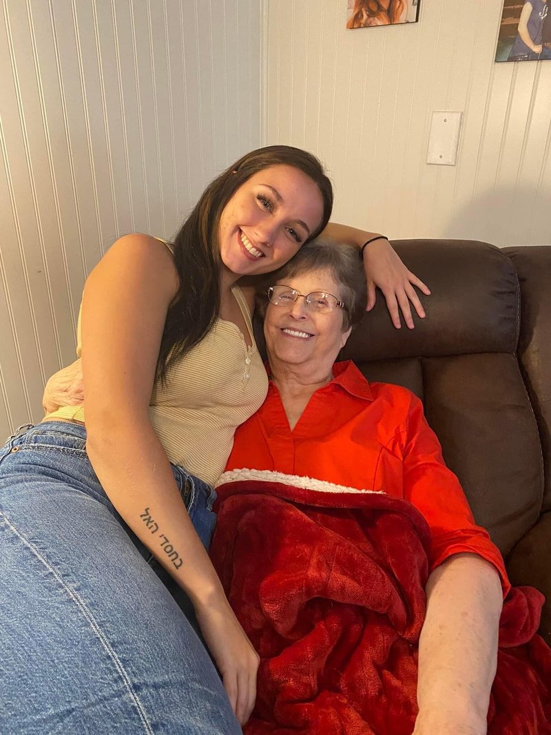 Carolyn Jo Love - Photo 3